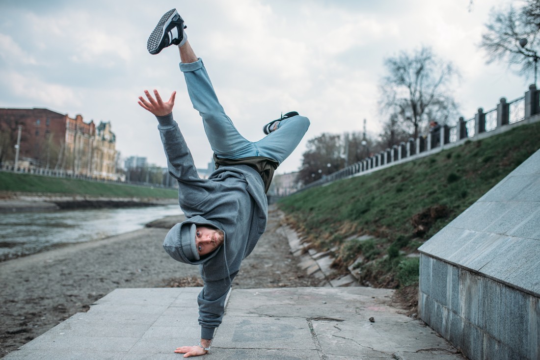 A Photo of dance and beauty standards https://images.vc/image/7jy/breakdance-performer-upside-down-motion-on-street-2021-08-26-16-25-34-utc.jpg